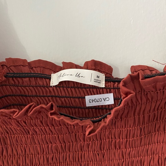 Active Usa Wide Shoulder Crop top Size Medium - Picture 3 of 6